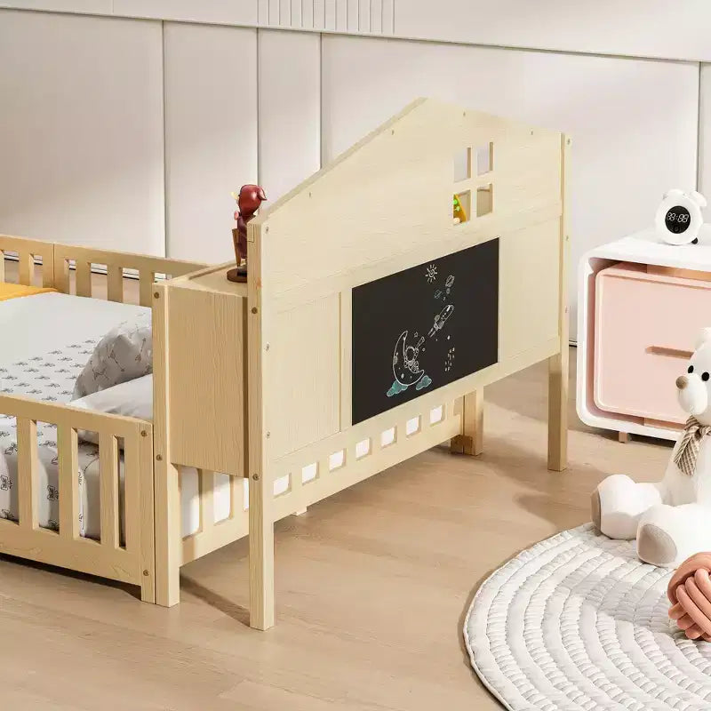Bellemave Letto a pavimento completo Montessori con libreria e lavagna, letto a piattaforma in legno massello con sponde e testiera contenitore per bambini e ragazzi