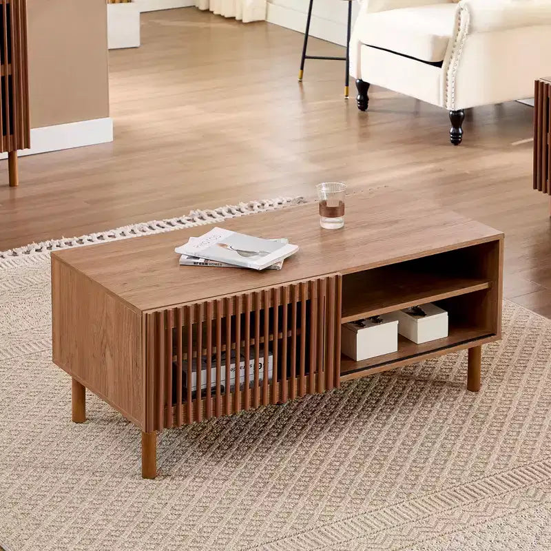 Bestier Tavolino da Caffè Moderno con Contenitore, Tavolino Centrale da 44" con Ante Scorrevoli Scanalate e Ripiani Laterali, Gambe in Legno Massello per Soggiorno