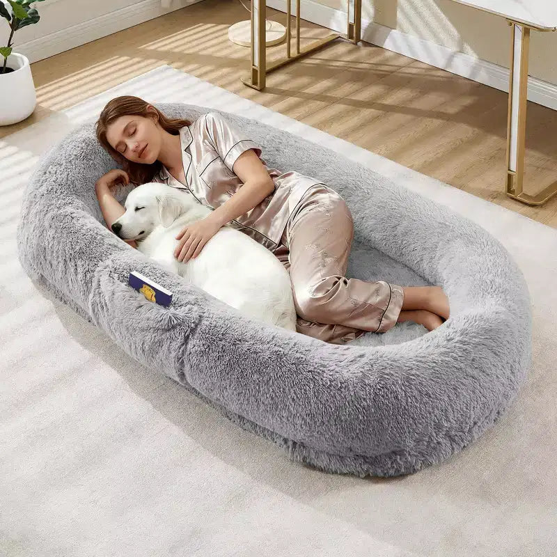 Cuccia per cani umana 65 x 41 x 12, gigantesca cuccia a sacco in pelliccia sintetica con maniglia, rivestimento rimovibile, tasca laterale e schiuma ortopedica a guscio d'uovo (marrone)