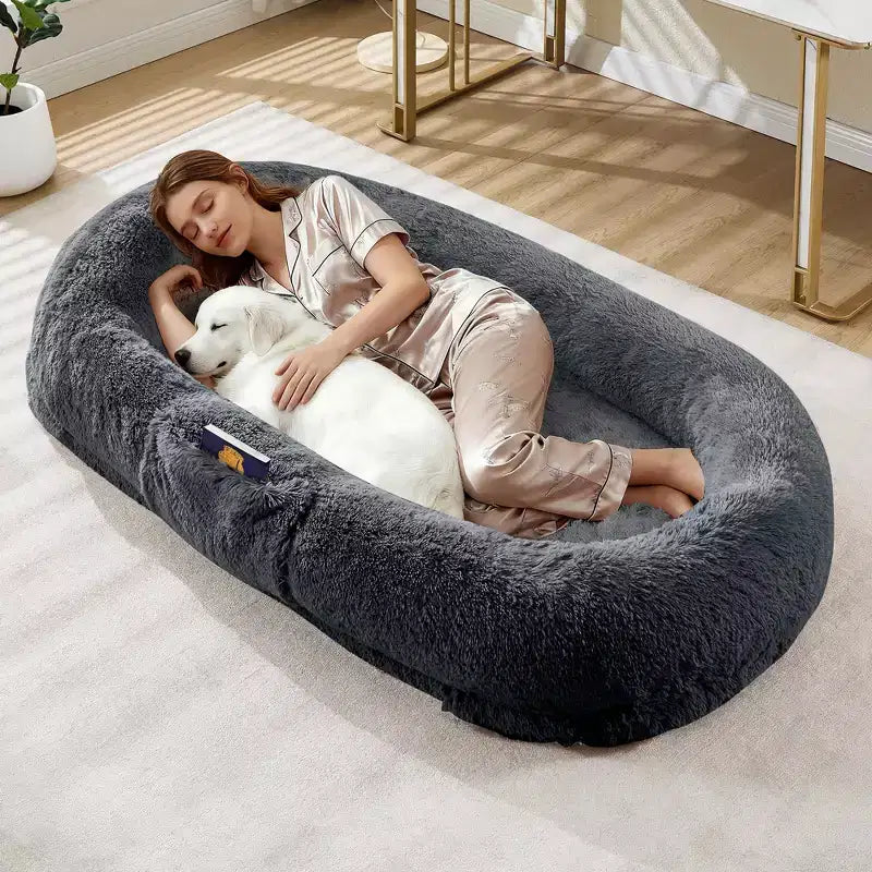 Cuccia per cani umana 65 x 41 x 12, gigantesca cuccia a sacco in pelliccia sintetica con maniglia, rivestimento rimovibile, tasca laterale e schiuma ortopedica a guscio d'uovo (marrone)