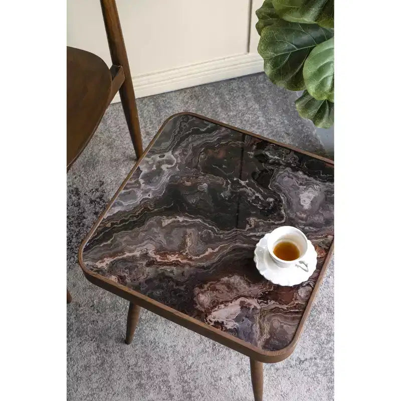 Tavolino quadrato con piano in vetro con design effetto marmo e gambe in ferro dorato 43,9x43,9x45,7 cm