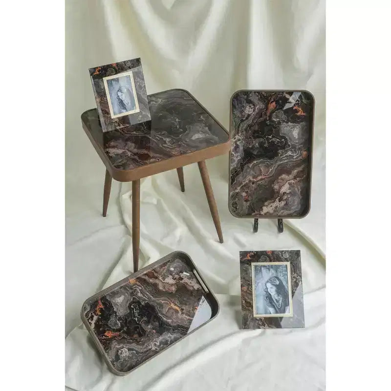 Tavolino quadrato con piano in vetro con design effetto marmo e gambe in ferro dorato 43,9x43,9x45,7 cm
