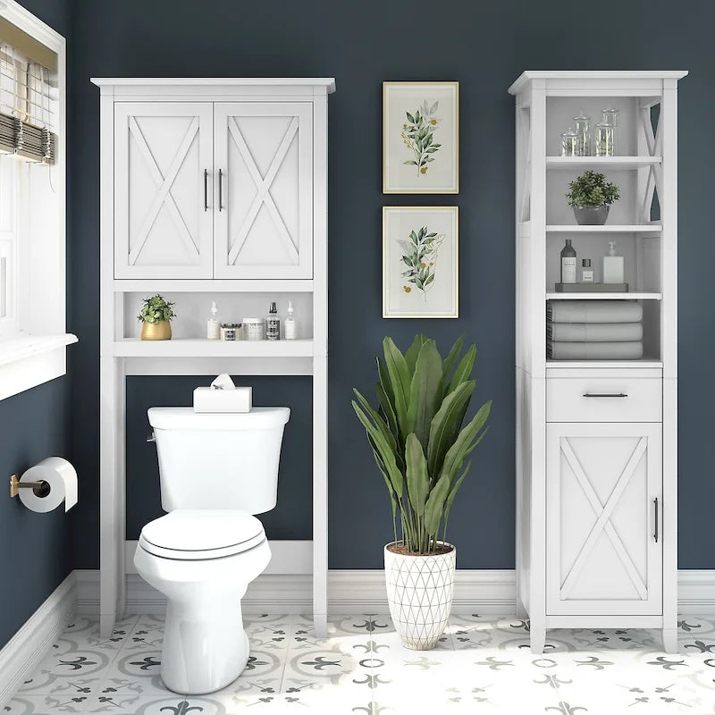 Armadietto alto in lino e salvaspazio Key West di Bush Furniture