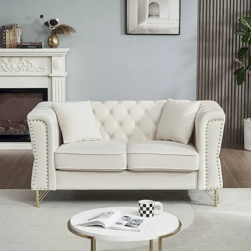 Divano a 2 Posti Beige 60.2 in Velluto con Piedini in Metallo, 2 Cuscini, Rivetti Decorativi, Struttura in Legno Massello e Imbottitura in Schiuma