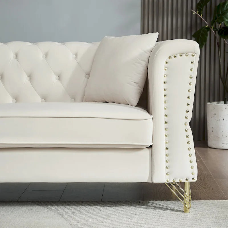 Divano a 2 Posti Beige 60.2 in Velluto con Piedini in Metallo, 2 Cuscini, Rivetti Decorativi, Struttura in Legno Massello e Imbottitura in Schiuma