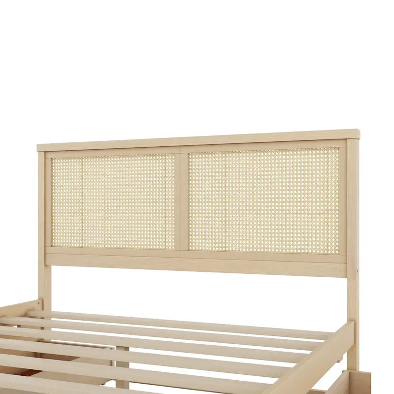Letto matrimoniale antico in legno naturale con 4 cassetti e testiera in rattan