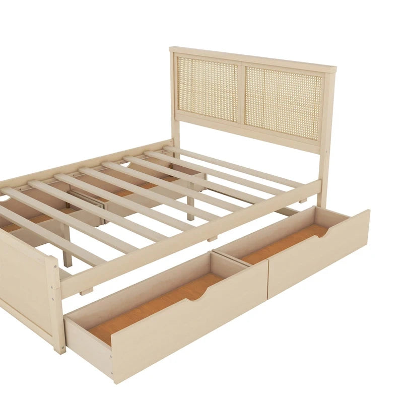 Letto matrimoniale antico in legno naturale con 4 cassetti e testiera in rattan
