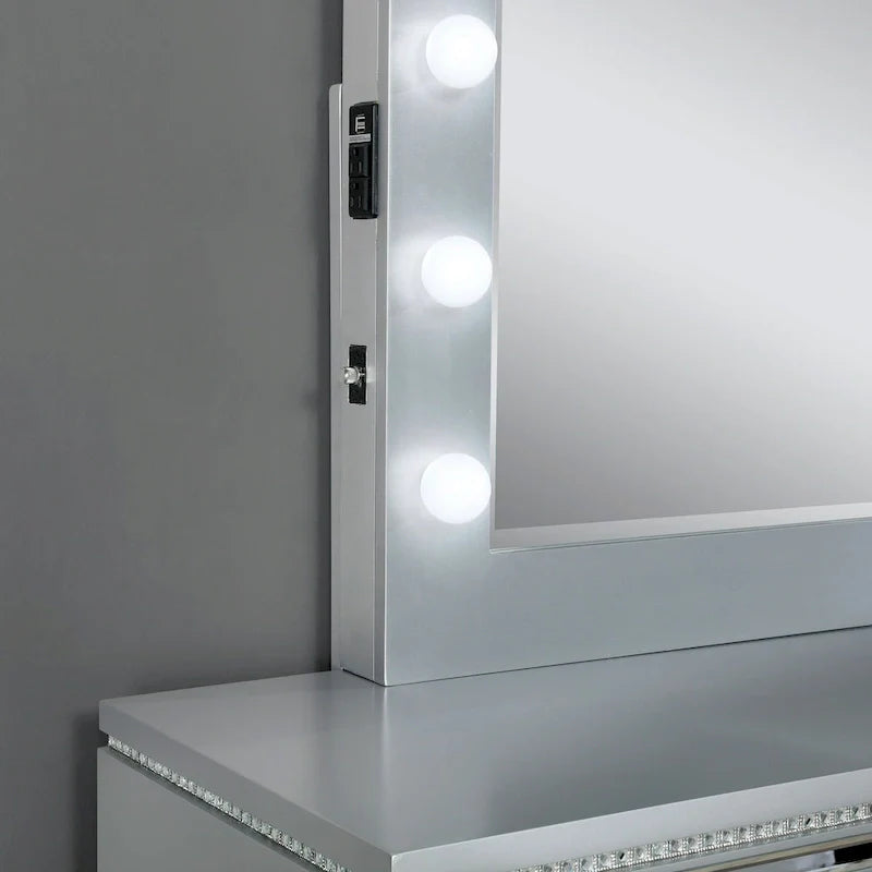 Set camera da letto 5 pezzi Seleena Glam Silver Wood con pannello trapuntato e porta USB di Furniture of America