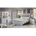 Set camera da letto 5 pezzi Seleena Glam Silver Wood con pannello trapuntato e porta USB di Furniture of America