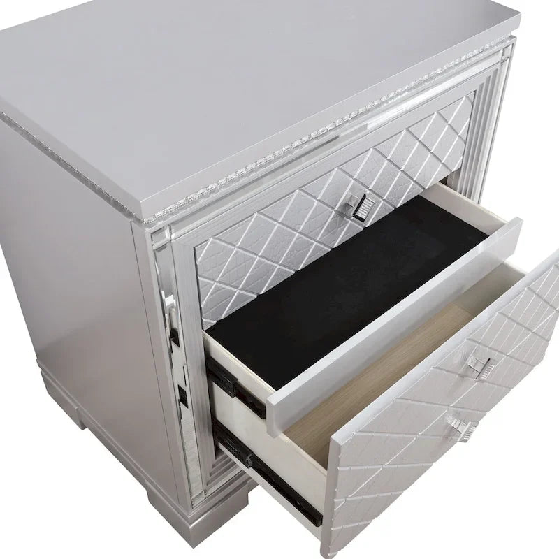 Set camera da letto 5 pezzi Seleena Glam Silver Wood con pannello trapuntato e porta USB di Furniture of America