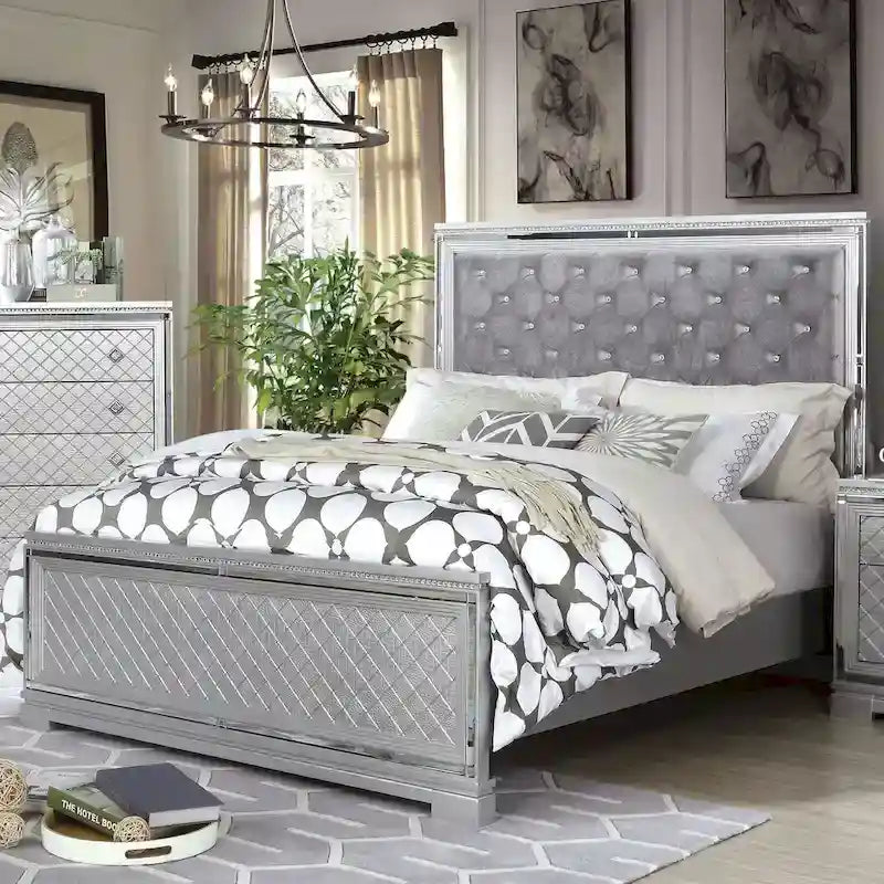 Set camera da letto 5 pezzi Seleena Glam Silver Wood con pannello trapuntato e porta USB di Furniture of America