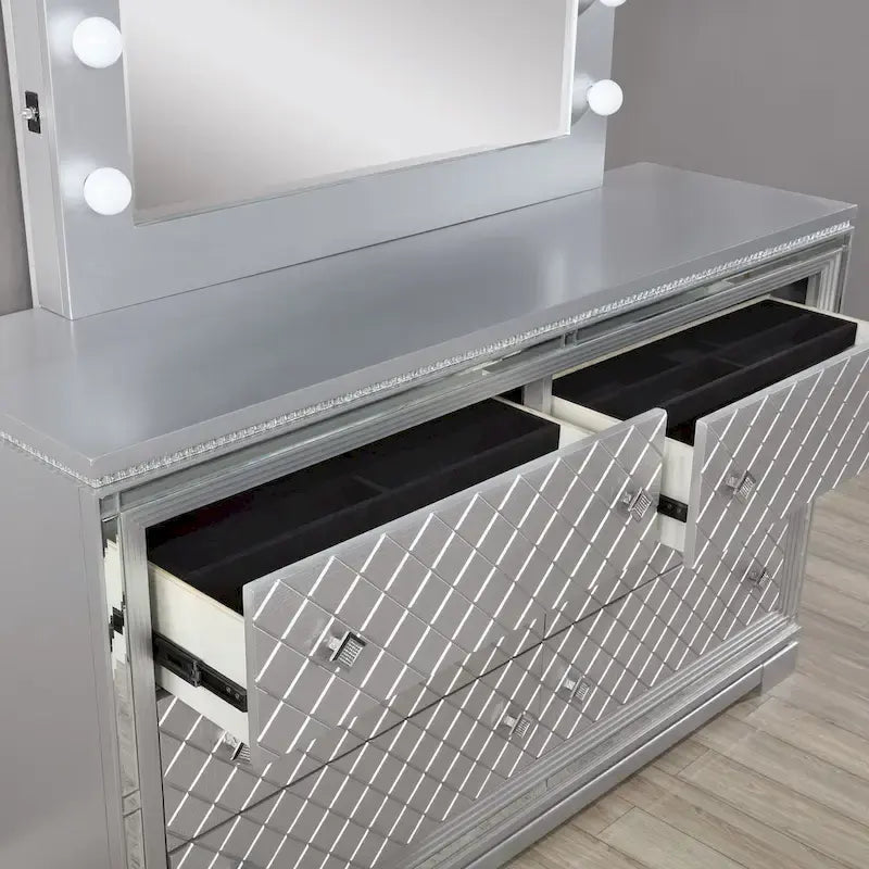 Set camera da letto 5 pezzi Seleena Glam Silver Wood con pannello trapuntato e porta USB di Furniture of America