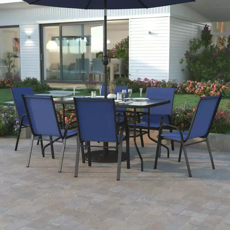 Set da patio sette pezzi Emma and Oliver con tavolo in metallo con piano in vetro temperato e 6 sedie impilabili Flex Comfort