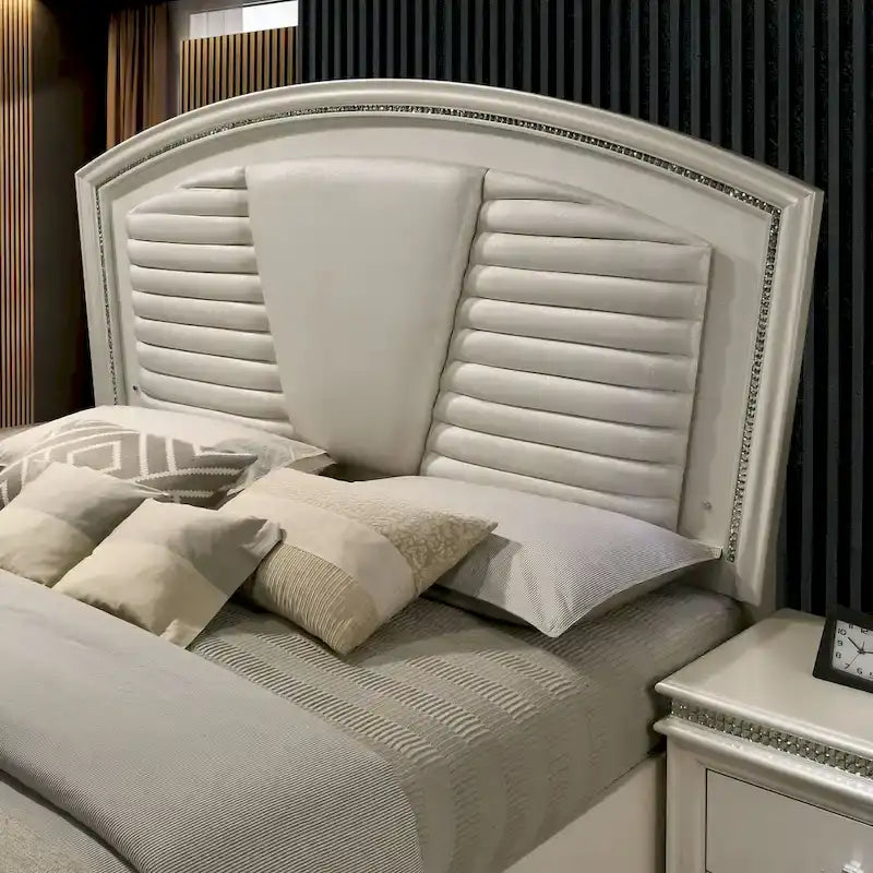 Xian Glam completo letto a piattaforma 3 pezzi in legno massello bianco con comodino e set cassettiera con LED di Furniture of America