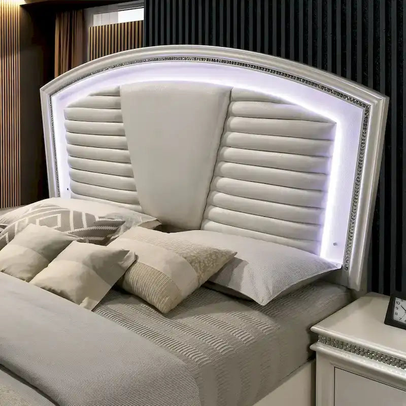 Xian Glam completo letto a piattaforma 3 pezzi in legno massello bianco con comodino e set cassettiera con LED di Furniture of America