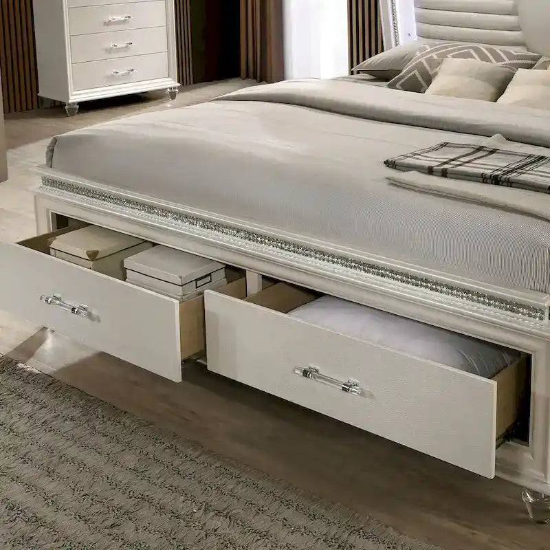 Xian Glam completo letto a piattaforma 3 pezzi in legno massello bianco con comodino e set cassettiera con LED di Furniture of America