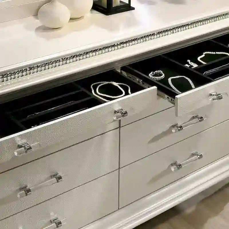 Xian Glam completo letto a piattaforma 3 pezzi in legno massello bianco con comodino e set cassettiera con LED di Furniture of America