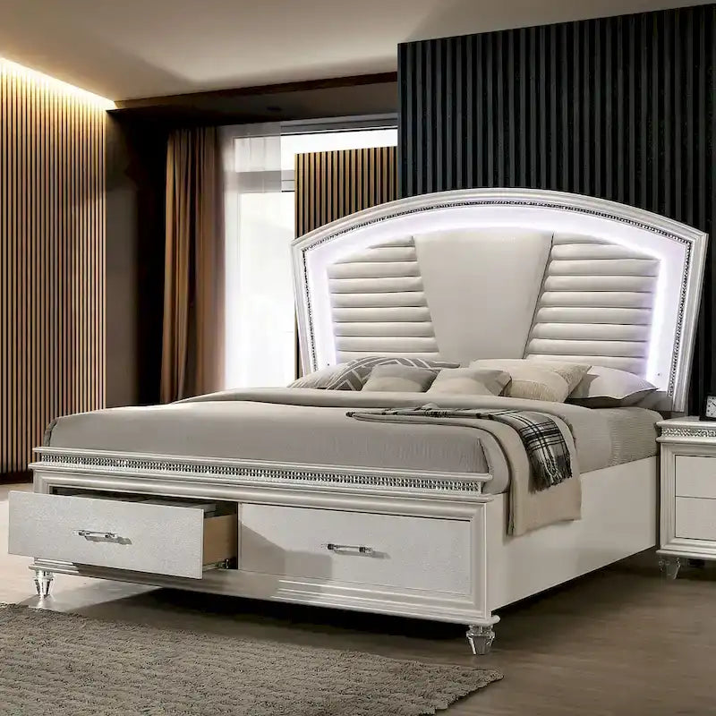 Xian Glam completo letto a piattaforma 3 pezzi in legno massello bianco con comodino e set cassettiera con LED di Furniture of America