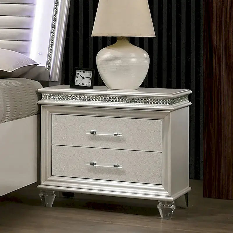 Xian Glam completo letto a piattaforma 3 pezzi in legno massello bianco con comodino e set cassettiera con LED di Furniture of America
