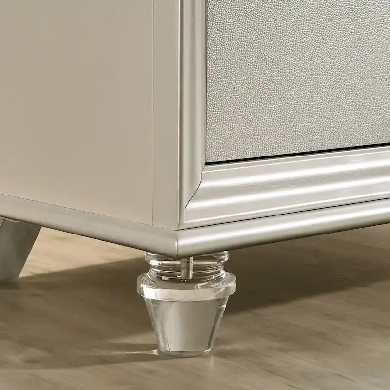 Xian Glam completo letto a piattaforma 3 pezzi in legno massello bianco con comodino e set cassettiera con LED di Furniture of America