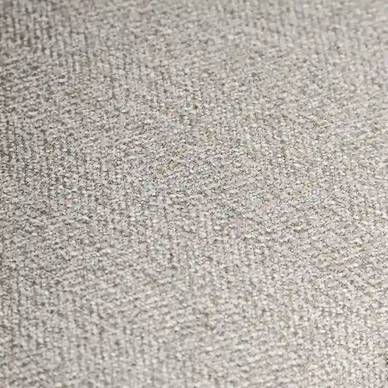 Divano Kenwood di Furniture of America, rivestito in tessuto grigio chiaro, con finiture borchiate e braccioli inclinati, stile transizionale