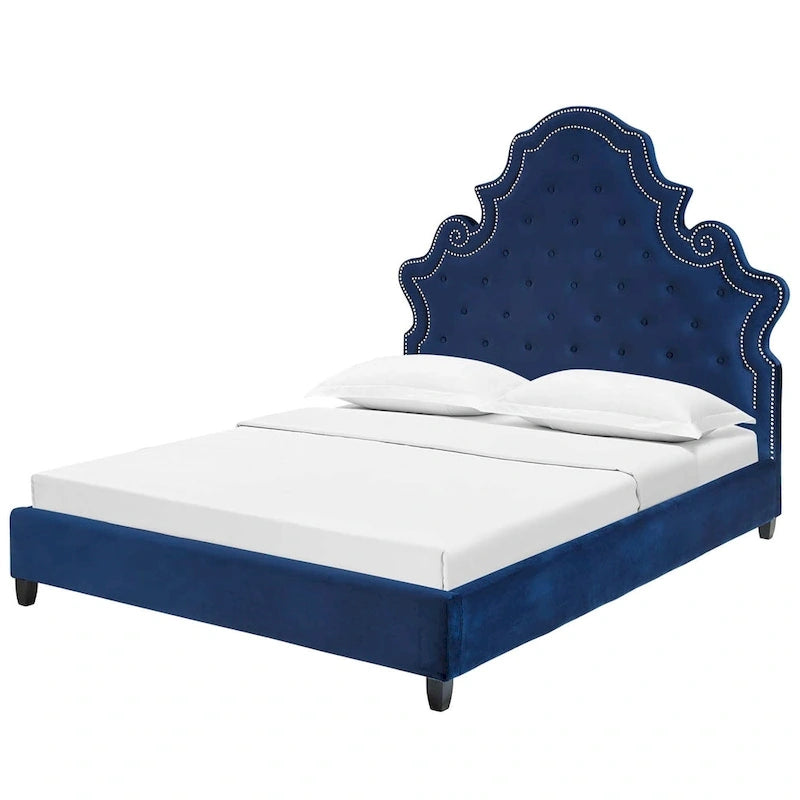 Letto a piattaforma Queen Size Ambridge imbottito in velluto blu trapuntato con borchie e passamaneria con testina chiodata