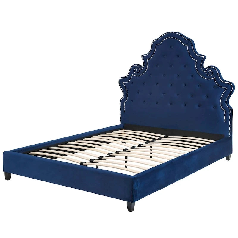 Letto a piattaforma Queen Size Ambridge imbottito in velluto blu trapuntato con borchie e passamaneria con testina chiodata