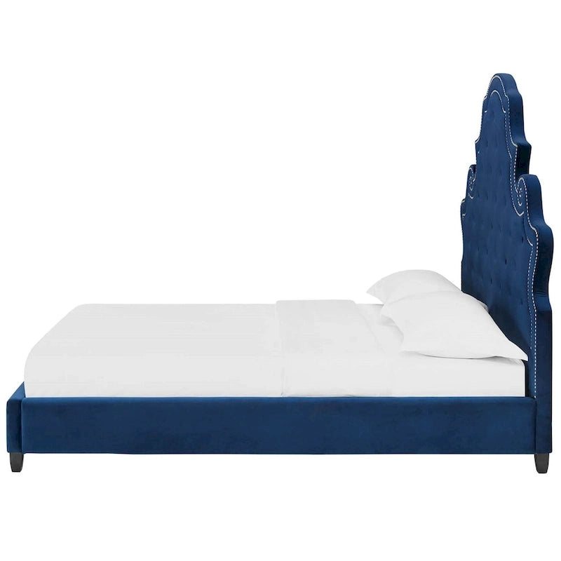 Letto a piattaforma Queen Size Ambridge imbottito in velluto blu trapuntato con borchie e passamaneria con testina chiodata