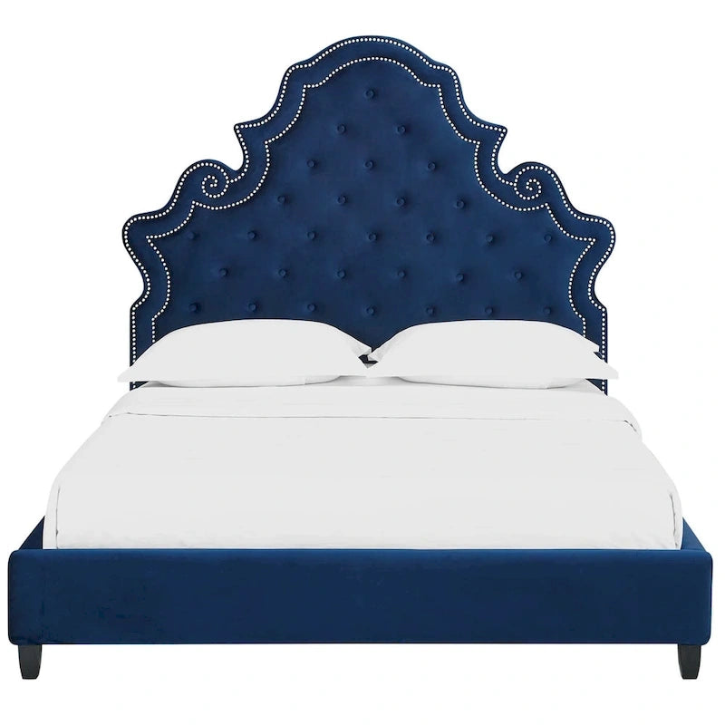Letto a piattaforma Queen Size Ambridge imbottito in velluto blu trapuntato con borchie e passamaneria con testina chiodata