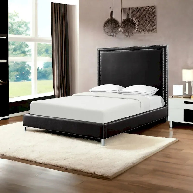 Letto Queen in similpelle imbottito in legno massello nero con borchie decorative