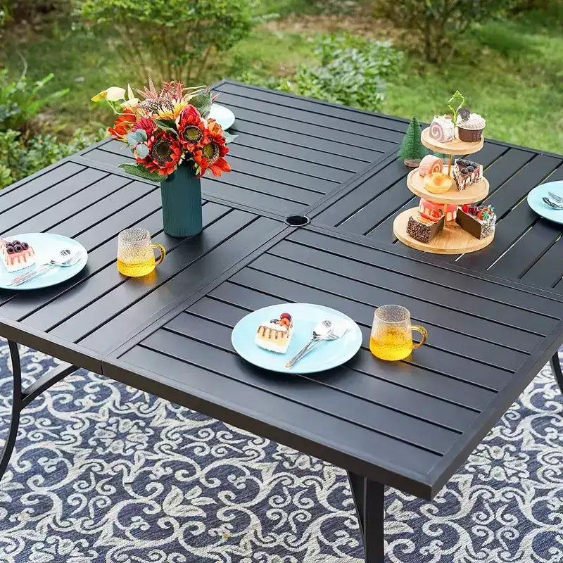 Captiva Designs Tavolo da pranzo quadrato in metallo con piano a doghe e sedie girevoli in vimini con cuscini spessi, 9 pezzi