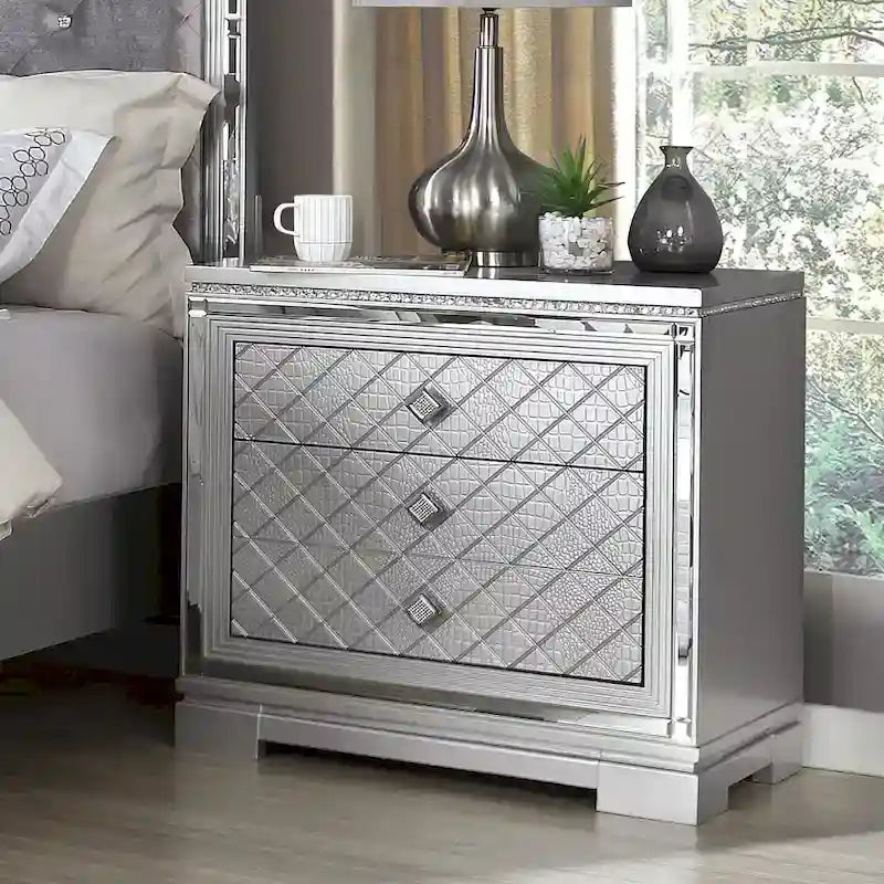 Set camera da letto 5 pezzi Seleena Glam Silver Wood con pannello trapuntato e porta USB di Furniture of America