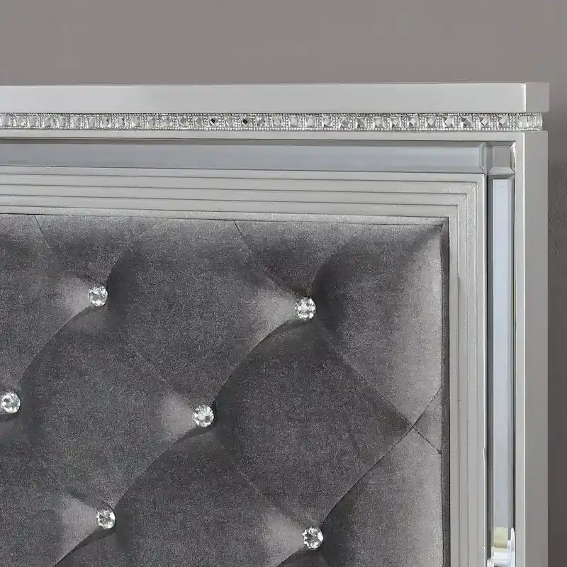 Set camera da letto 5 pezzi Seleena Glam Silver Wood con pannello trapuntato e porta USB di Furniture of America